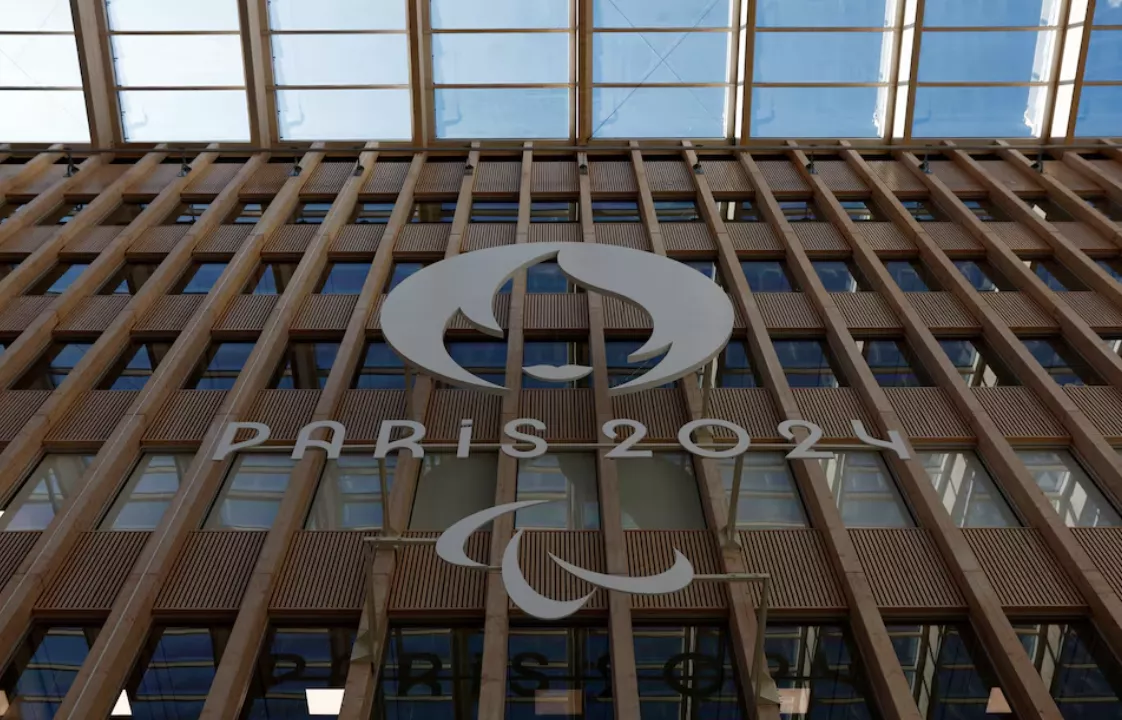 O logotipo das Paraolimpíadas de Paris 2024 é retratado no prédio da sede do Comitê Organizador