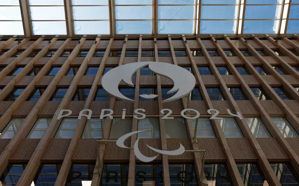 O logotipo das Paraolimpíadas de Paris 2024 é retratado no prédio da sede do Comitê Organizador