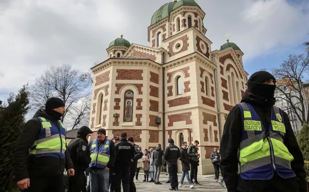 Policiais ucranianos ficam ao lado da Catedral de São Jorge da Igreja Ortodoxa Ucraniana, em Lviv, Ucrânia, 5 de abril de 2023