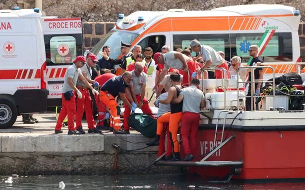 Equipes de emergência carregam corpo depois de naufrágio de embarcação perto da cidade italiana de Palermo
19/08/2024 REUTERS/Igor Petyx