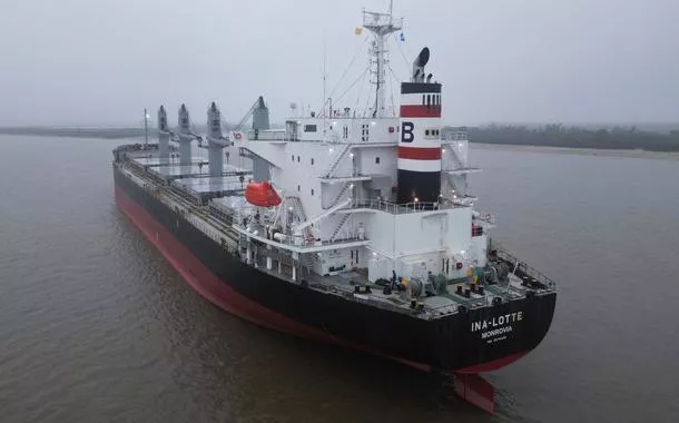 Visão de drone de um navio de carga com bandeira da Libéria ancorado após as autoridades argentinas o colocarem em quarentena no Rio Paraná devido a um caso suspeito de mpox a bordo
21/08/2024
REUTERS/Tomas Cuesta