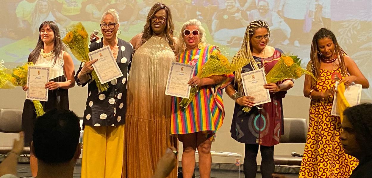 Travestis chegam com tudo nas eleições de 2024! CIS-hetero-eternidade? Não toleraremos!