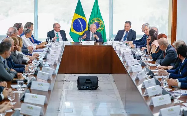 Lula recebe empresários do setor de papel e celulose