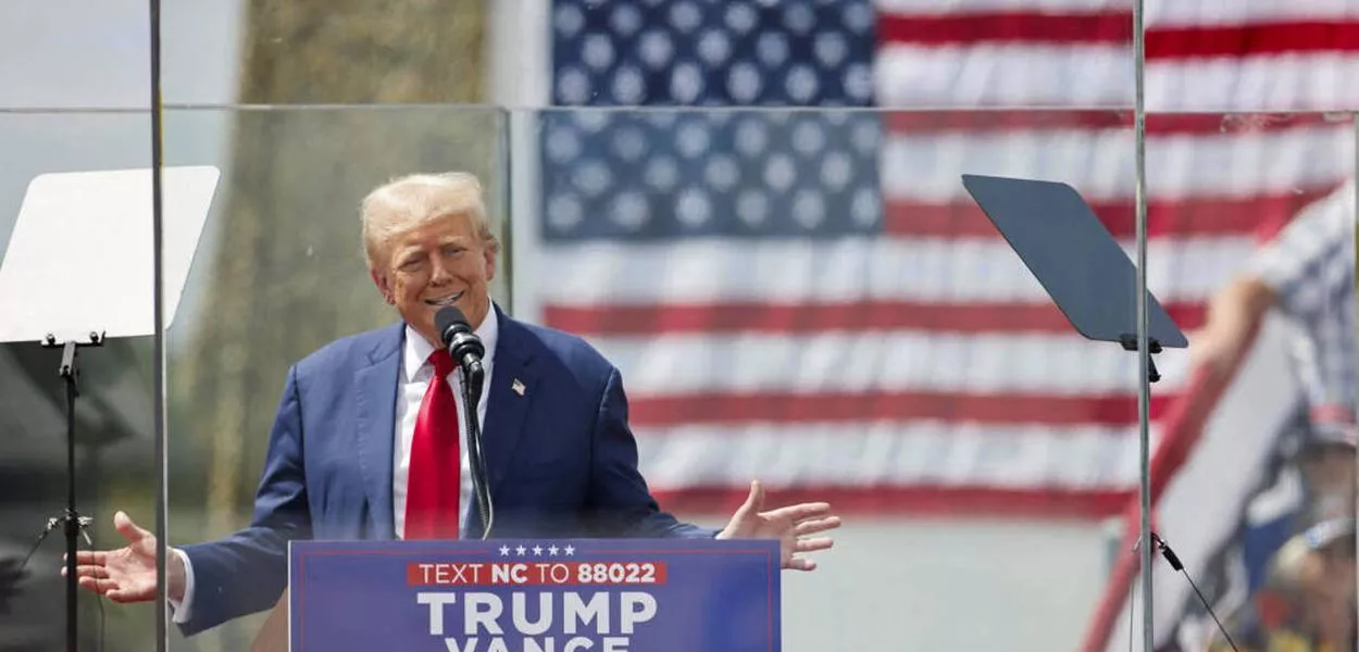 Trump faz comício com proteção de vidro à prova de bala