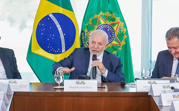 Lula exalta investimentos da indústria no Brasil: "o país vai crescendo com trabalho sério"