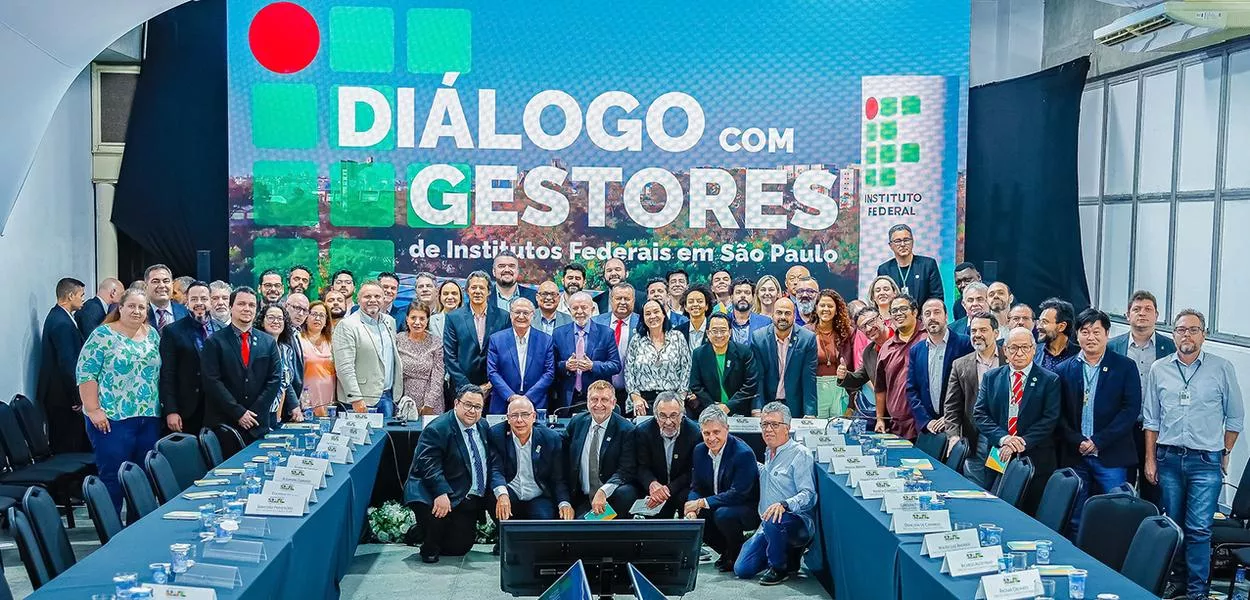 Lula junto com outras lideranças no estado de São Paulo 