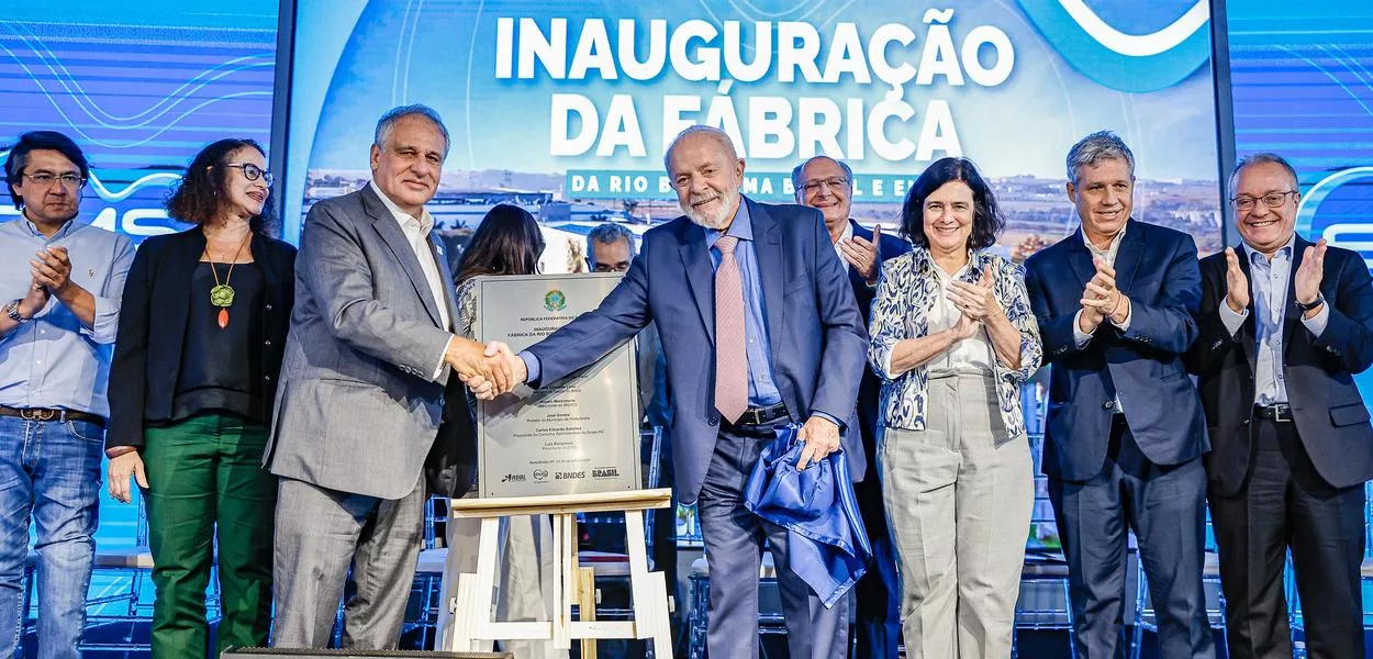Carlos Sanchez e o presidente Lula inauguram fábrica