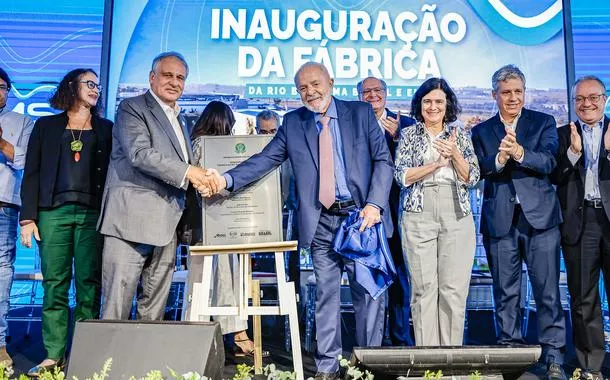 Carlos Sanchez e o presidente Lula inauguram fábrica