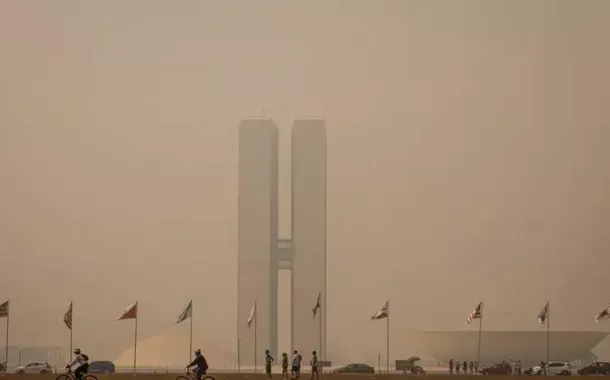 Fumaça encobriu a Praça dos Três Poderes