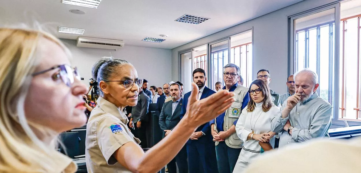 Ministra do Meio Ambiente e Mudança do Clima, Marina Silva e o Presidente da República, Luiz Inácio Lula da Silva, durante visita à Prevfogo, na sede do Instituto Brasileiro do Meio Ambiente (Ibama). Brasília - DF.