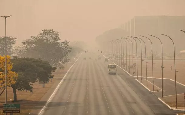 Brasília amanhece coberta de fumaça pelo segundo dia seguido