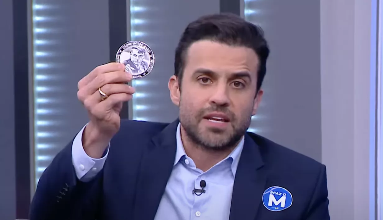 Pablo Marçal em entrevista à CNN Brasil exibe medalha que recebeu de Jair Bolsonaro, 26 de agosto de 2024