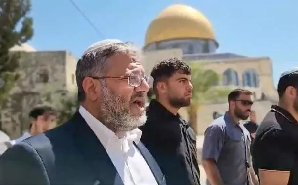 O ministro da Segurança Nacional de Israel, Itamar Ben-Gvir, visita o complexo de Al-Aqsa, também conhecido pelos judeus como Monte do Templo, na Cidade Velha de Jerusalém, nesta captura de tela obtida de um vídeo 
13/08/2024