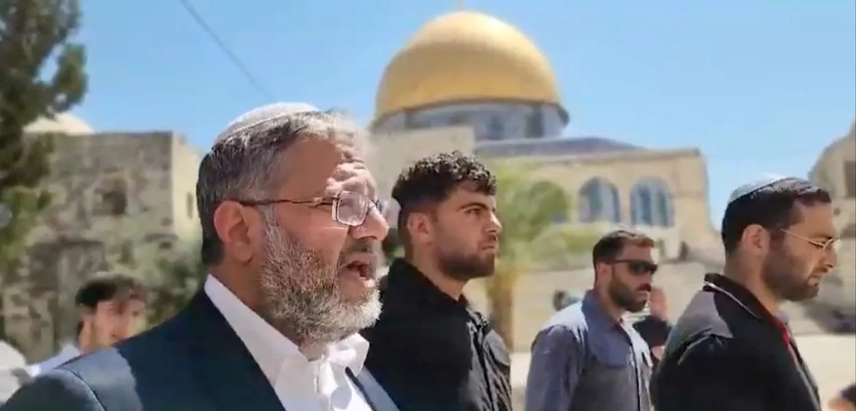 O ministro da Segurança Nacional de Israel, Itamar Ben-Gvir, visita o complexo de Al-Aqsa, também conhecido pelos judeus como Monte do Templo, na Cidade Velha de Jerusalém, nesta captura de tela obtida de um vídeo 
13/08/2024