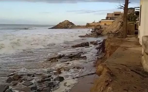 Mar destrói contenção de areia em Atafona, distrito da cidade de São João da Barra, Norte do estado do Rio 