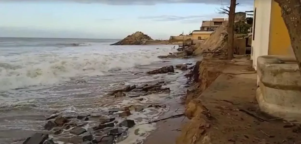 Mar destrói contenção de areia em Atafona, distrito da cidade de São João da Barra, Norte do estado do Rio 