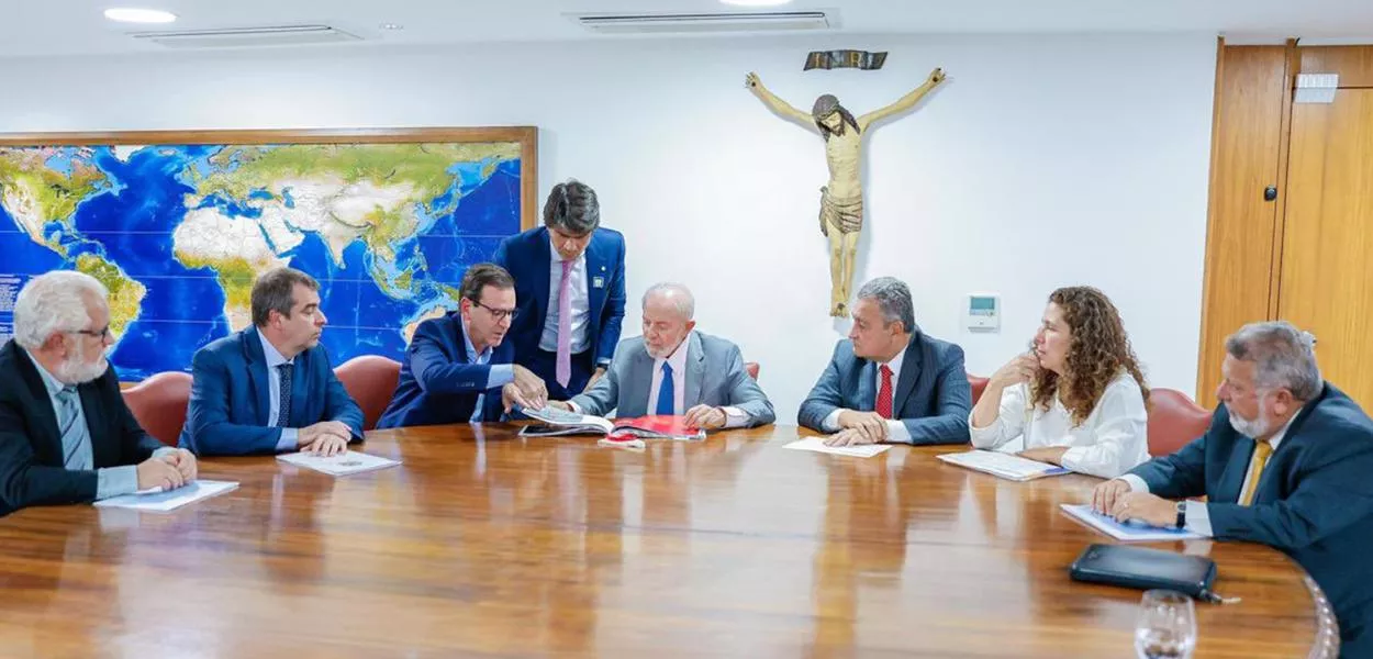 Eduardo Paes (terceiro da esq. para a dir.), Lula (sexto da esq. para a dir.) e outras lideranças