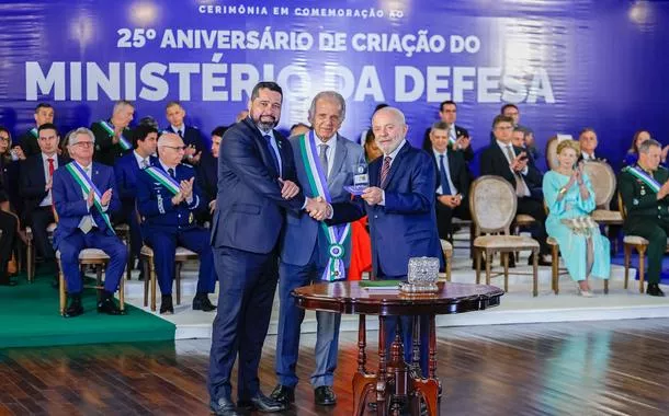 28.08.2024 - Presidente Luiz Inácio Lula da Silva durante cerimôniafutebol bets apostascomemoração dos 25 anos do Ministério da Defesa, no Clube do Exército. Na foto (da esquerda para a direita): presidente dos Correios, Fabiano Silva dos Santos; ministro da Defesa, José Múcio e o presidente Luiz Inácio Lula da Silva. Brasília - DF.