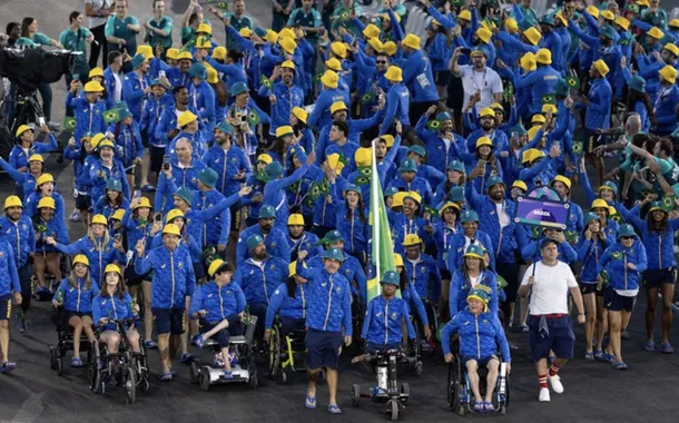 Brasil agita Champs-Élysées na abertura dos Jogos Paralímpicos de Paris (vídeo)