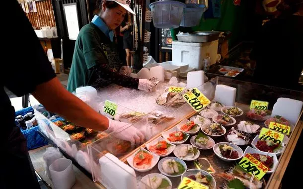 Vendedores prepararm frutos do mar no mercado de Tsukiji, em Tóquio
12/08/2024 REUTERS/Willy Kurniawan