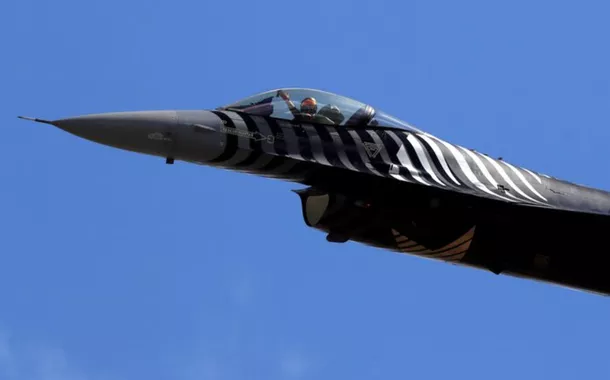 Uma aeronave F-16 da equipe acrobática Turkish Stars da Força Aérea Turca se apresenta durante o show aéreo Teknofest em Istambul, Turquia, em 20 de setembro de 2018