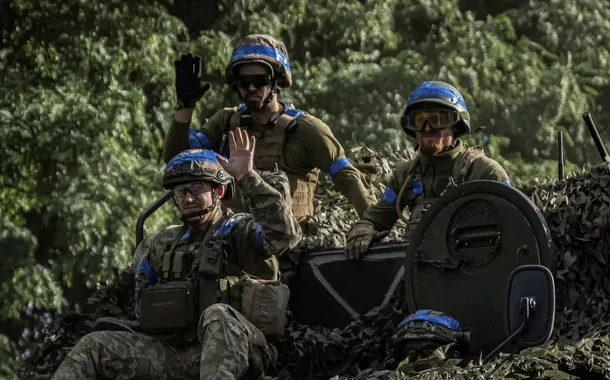 Militares ucranianos viajam em um veículo blindado de transporte de pessoal, em meio ao ataque da Rússia à Ucrânia, perto da fronteira russa na região de Sumy, Ucrânia, 11 de agosto de 2024