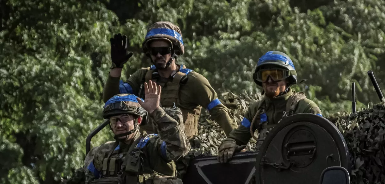 Militares ucranianos viajam em um veículo blindado de transporte de pessoal, em meio ao ataque da Rússia à Ucrânia, perto da fronteira russa na região de Sumy, Ucrânia, 11 de agosto de 2024