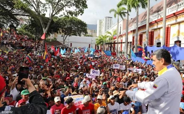 O presidente reeleito Nicolás Maduro fala ao povo na sacada do Palácio Miraflores 