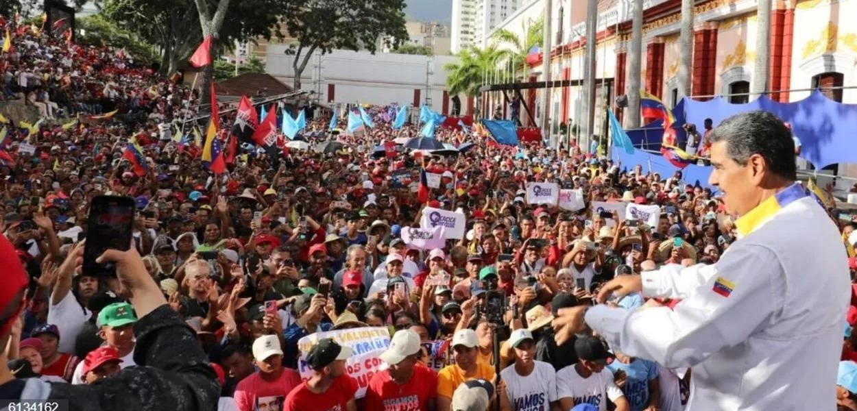 O presidente reeleito Nicolás Maduro fala ao povo na sacada do Palácio Miraflores 