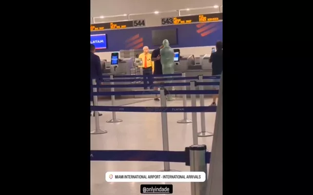 Homem enroladoentrar no esporte betplástico tenta 'se despachar' como bagagem no Aeroportoentrar no esporte betMiami e acaba detido