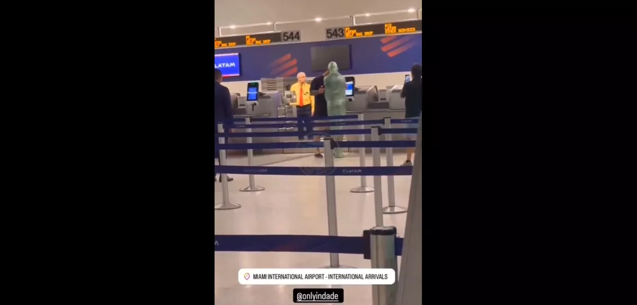 Homem enrolado em plástico tenta 'se despachar' como bagagem no Aeroporto de Miami e acaba detido