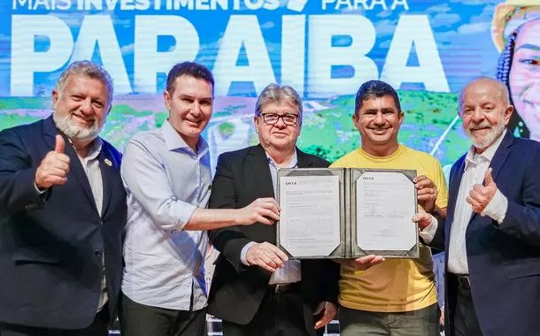 Na foto (da esquerda para a direita): Presidente da Caixa Econômica Federal, Carlos Vieira; Ministro das Cidades, Jader Filho; Governador do Estado da Paraíba, João Azevêdo; Representante do Movimento União Por Moradia Popular, Alberto Freire e o Presidente da República, Luiz Inácio Lula da Silva.