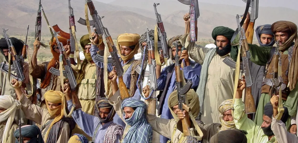 Rebeldes Balúchis segurando suas armas enquanto posam para uma fotografia