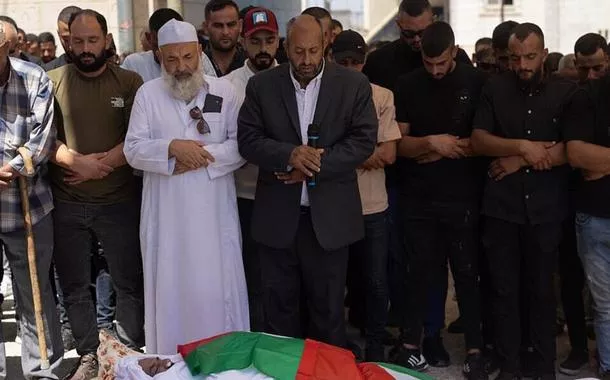 Enlutados no funeral de Khalil Salem Ziadeh em Wadi Rahal, 27 de agosto de 2024