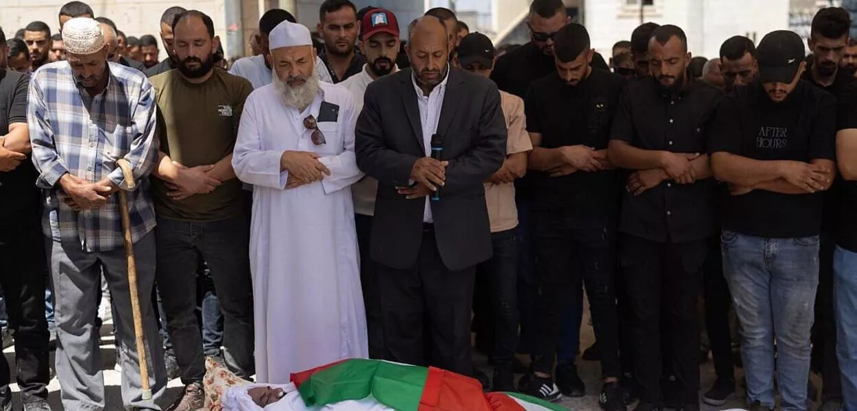 Enlutados no funeral de Khalil Salem Ziadeh em Wadi Rahal, 27 de agosto de 2024