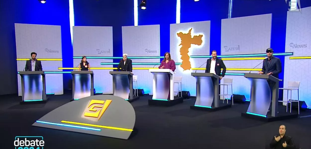 Pablo Marçal (o primeiro da dir. para a esq.), Guilherme Boulos (o segundo da dir. para a esq.) e outros candidatos à Prefeitura de São Paulo