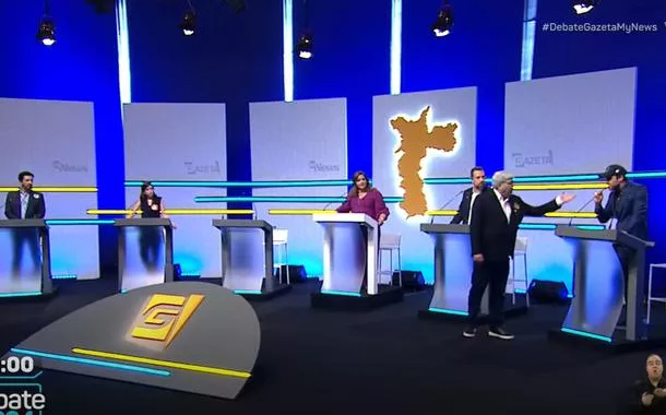 Datena, do PSDB (em pé), se dirigindo a Pablo Marçal (PRTB) em debate