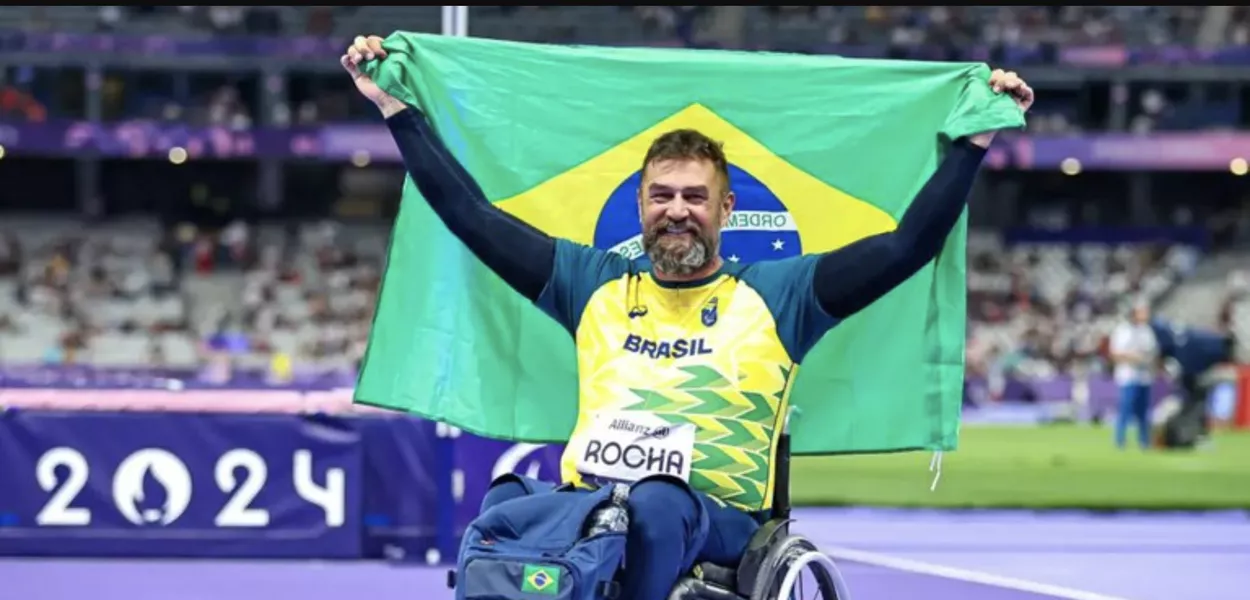André Rocha comemora a medalha de bronze nos Jogos de Paris