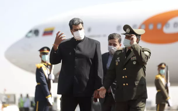 Nicolás Maduro é recebido por autoridades iranianas em sua chegada ao aeroporto de Mehrabad em Teerã, Irã, em 10 de junho de 2022