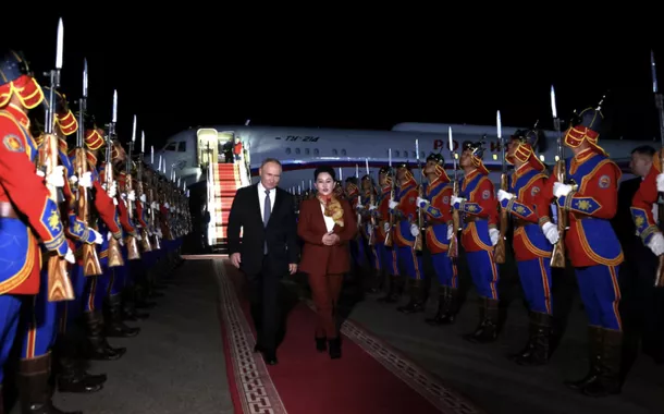 O presidente russo, Vladimir Putin, participa de uma cerimônia de boas-vindas ao chegar a um aeroporto em Ulaanbaatar, Mongólia, 2 de setembro de 2024