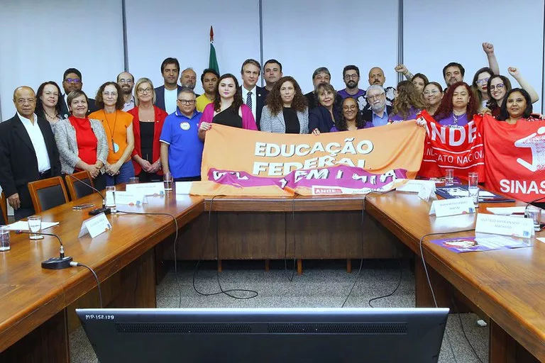 Ministra da Gestão e da Inovação, Esther Dweck, durante assinatura de acordos com docentes e técnicos-administrativos em Educação, em junho