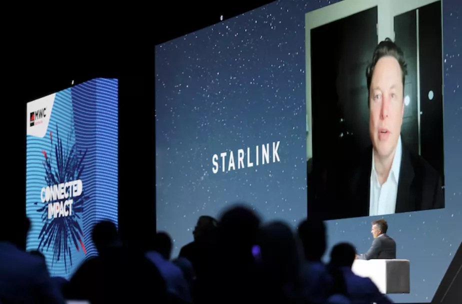O fundador da SpaceX e CEO da Tesla, Elon Musk, fala em uma tela durante o Mobile World Congress (MWC) em Barcelona, Espanha, 29 de junho de 2021