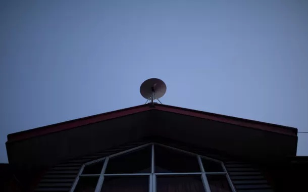 A antena Starlink é vista no telhado da Escola John F. Kennedy, localizada no vilarejo de Sotomo, nos arredores da cidade de Cochamo, região de Los Lagos, Chile, 7 de agosto de 2021