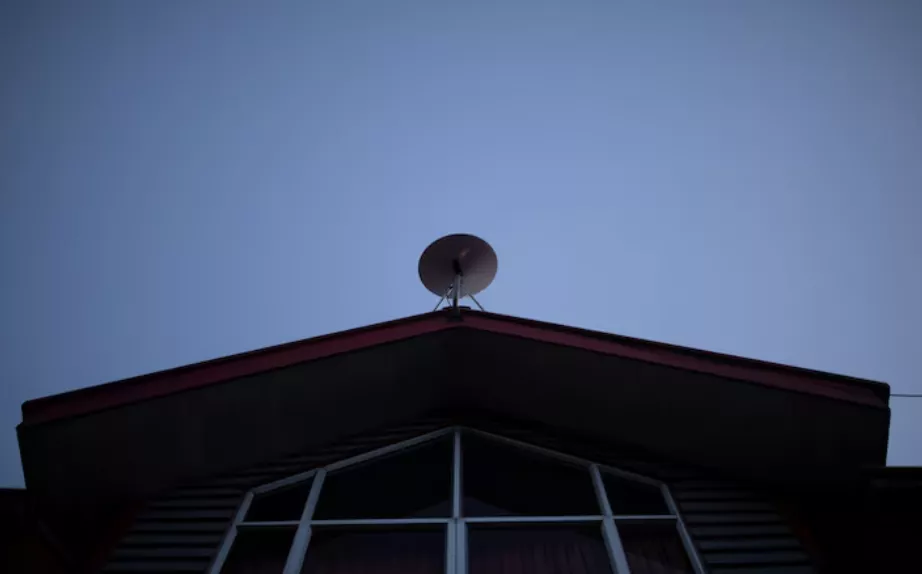 A antena Starlink é vista no telhado da Escola John F. Kennedy, localizada no vilarejo de Sotomo, nos arredores da cidade de Cochamo, região de Los Lagos, Chile, 7 de agosto de 2021