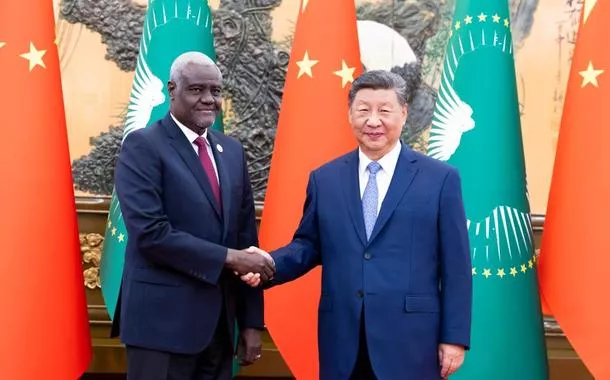 (FOCAC) Xi reúne-se com presidente da Comissão da União Africana