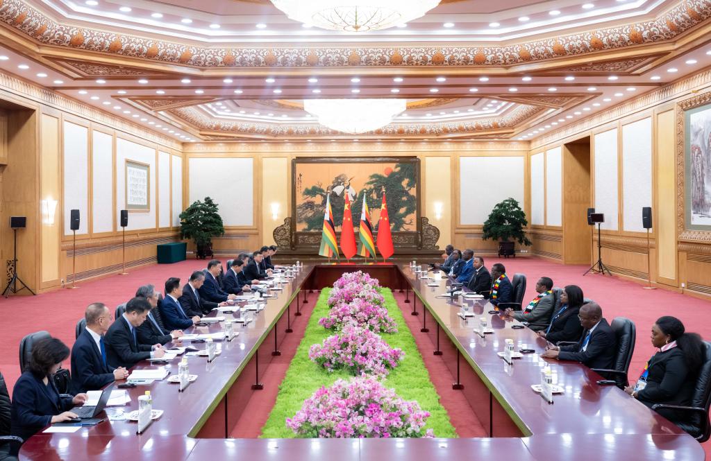 Xi realiza conversas com presidente zimbabuense