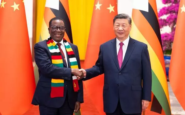 (FOCAC) Xi realiza conversas com presidente zimbabuense