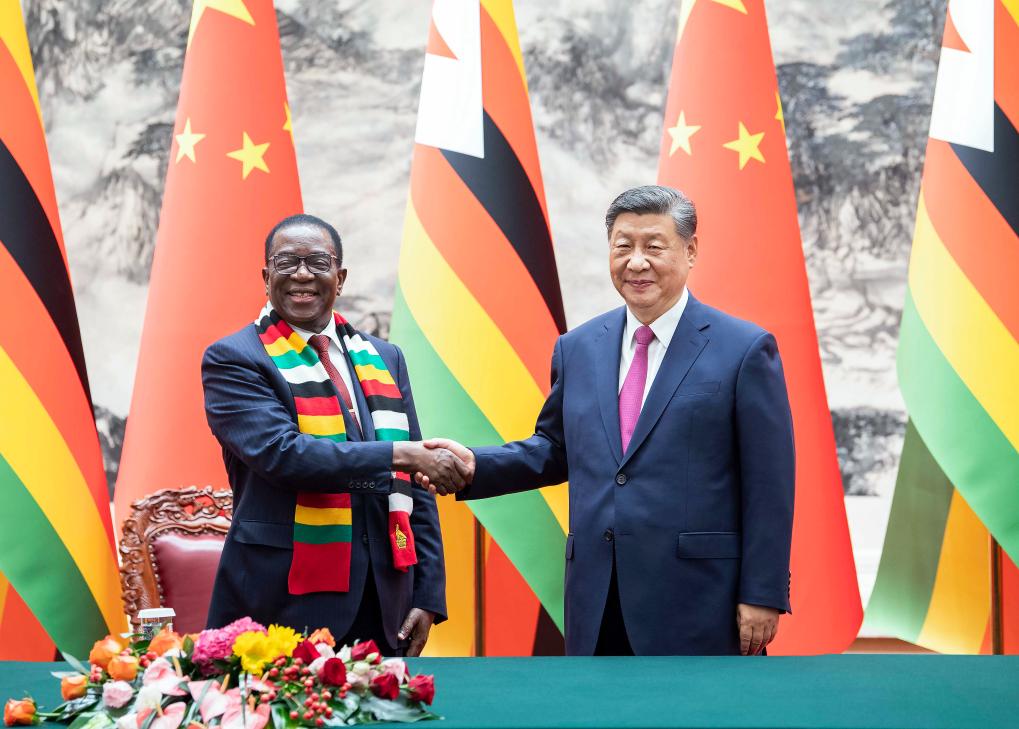 Xi realiza conversas com presidente zimbabuense