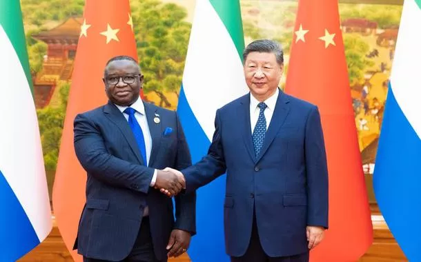 (FOCAC) Xi reúne-se com presidente de Serra Leoa