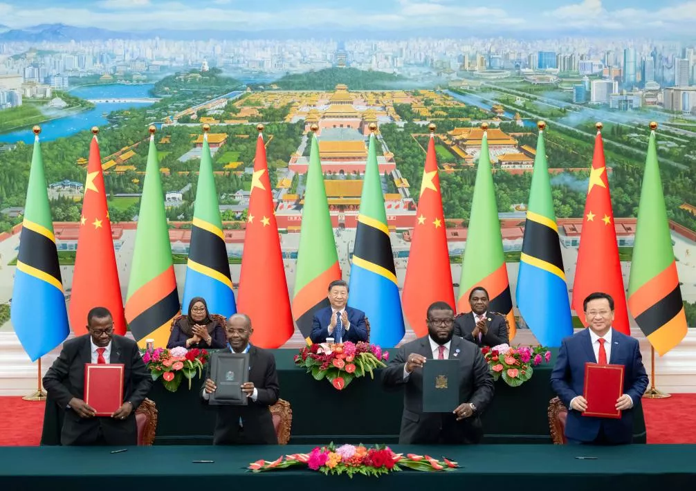 (FOCAC) Presidentes da China, Tanzânia e Zâmbia testemunham assinatura de memorando sobre revitalização da ferrovia TAZARA